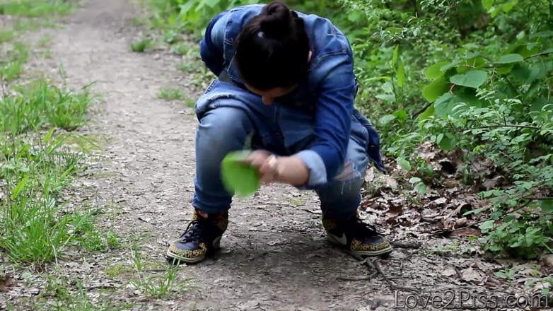 Love 2 Piss: Wiping with a leaf