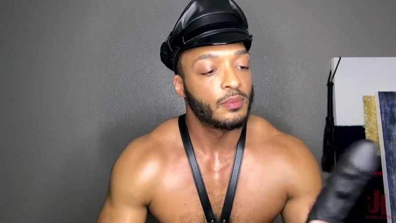 Kinky Bites Gay: Dillon Diaz: pomocí kožených rukavic mu protáhne díru a podojí...
