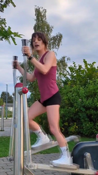 Antrenament în aer liber cu vibrator pentru cur și pulă! Transsexuala ejaculează direct în pantalonii ei scurți!