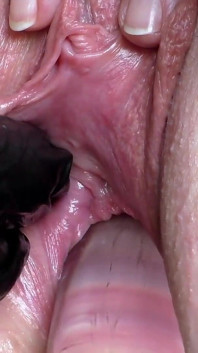 Vibrador de vidro na boceta esticada. Closeup!
