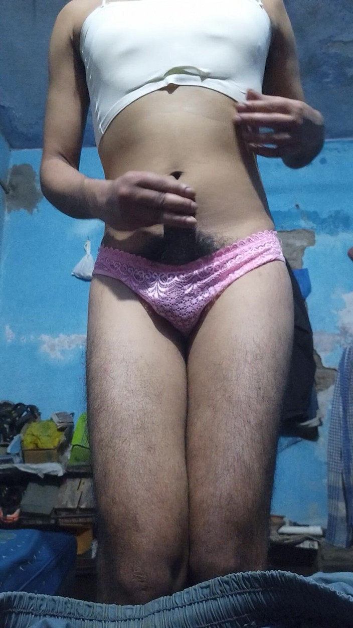 Lustyizlife: Joven india mariquita Femboy en el sujetador y las bragas...