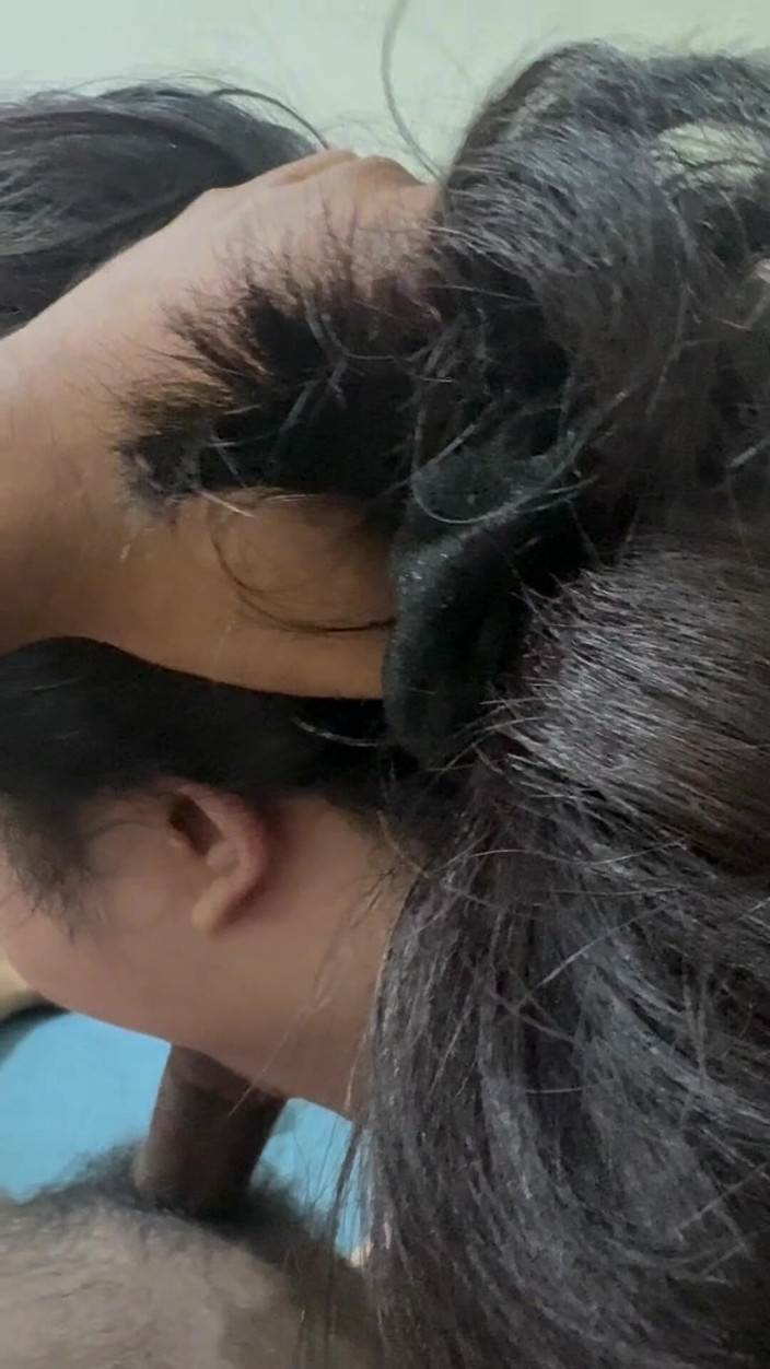 Mommy Puchong: La ragazza malese si siede su un grosso cazzo, succhia...