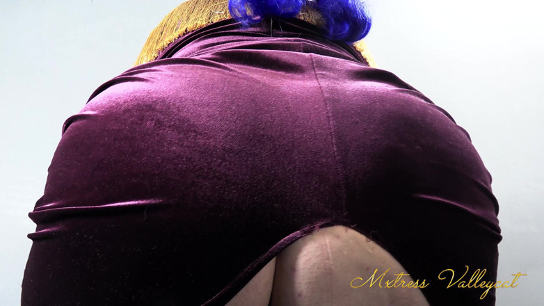 Mxtress Valleycat: Присідання в оксамиті