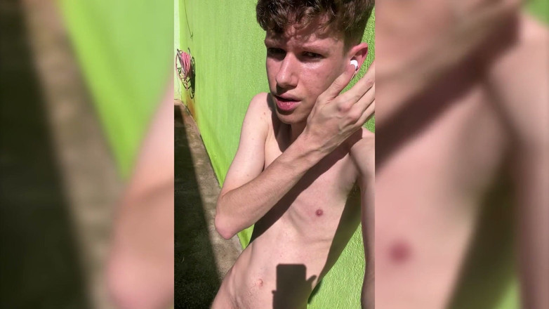 Kedoimath: Magere Twink die plezier heeft in de zon