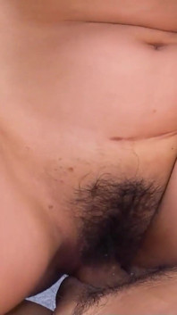 Drobná japonská kancelářská dívka svádí k vícenásobnému creampie gangbang a bukkake sexu v necenzurované JAV