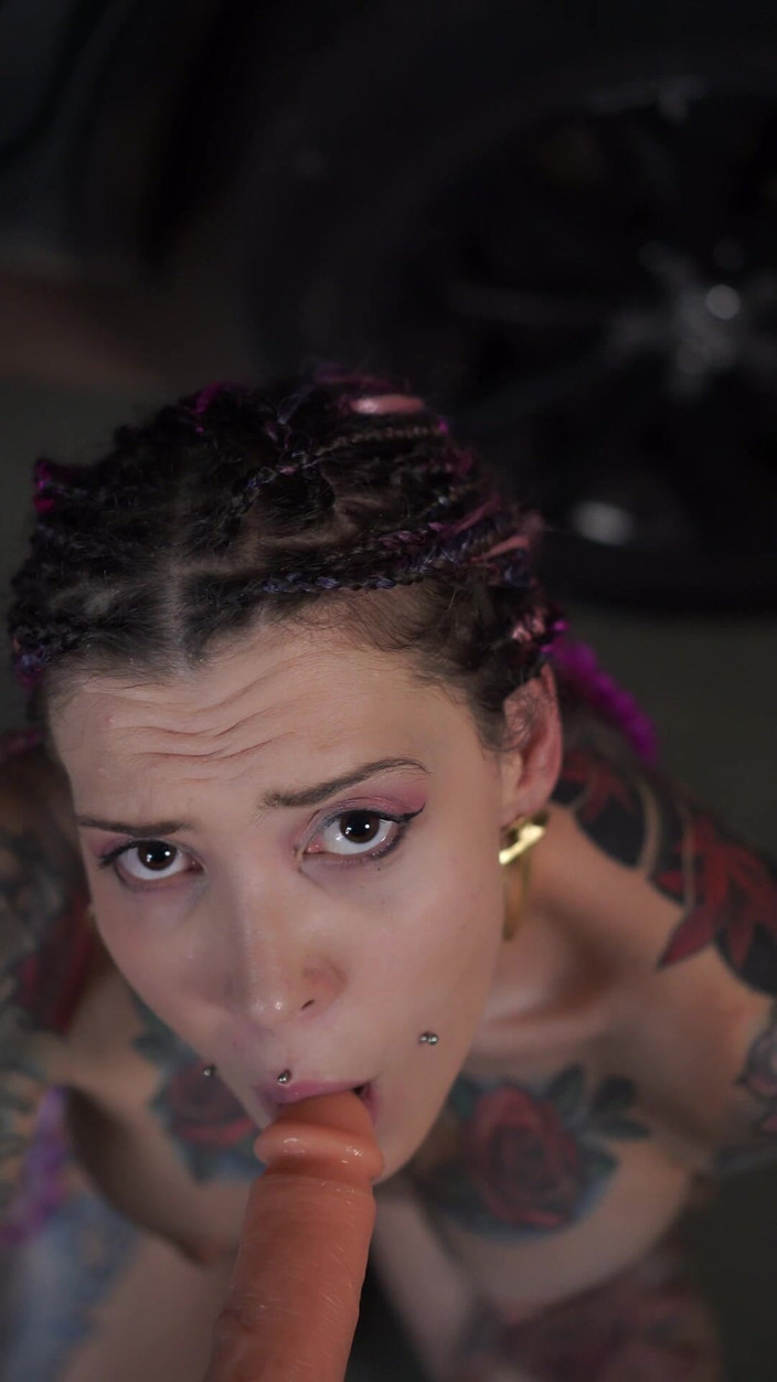Roxy Rain: खिलौने पर मीठे होंठ