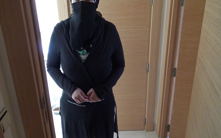 Souzan Halabi: Brytyjski zboczeniec rucha swoją dojrzałą egipską pokojówkę w Hidżabie