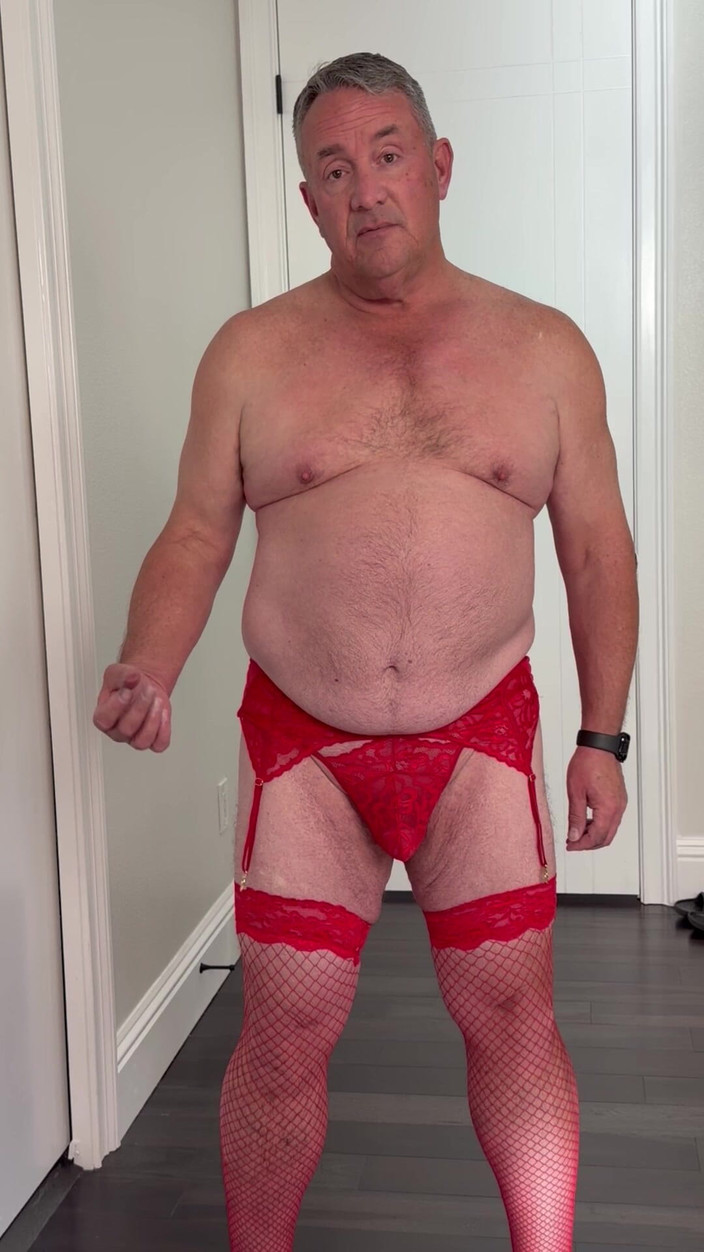 GottaLuvBB: Eine Stripshow in Roten Dessous