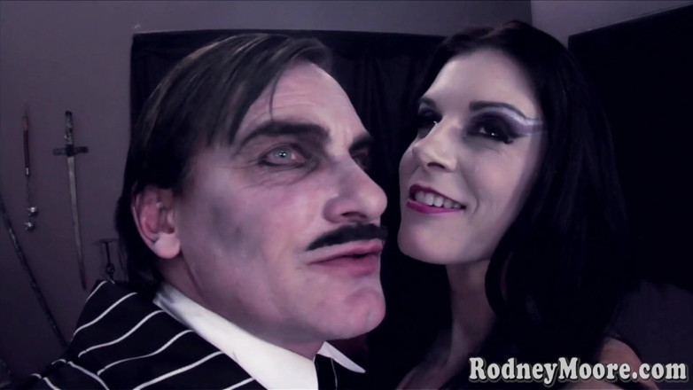 Rodney Moore: India Summer als Morticia-parodie