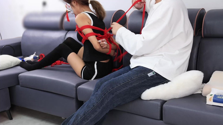 Asian bondage: O iubită tânără, frumoasă, suplă și adorabilă, cu ciorapi negri, șnururi roșii și...