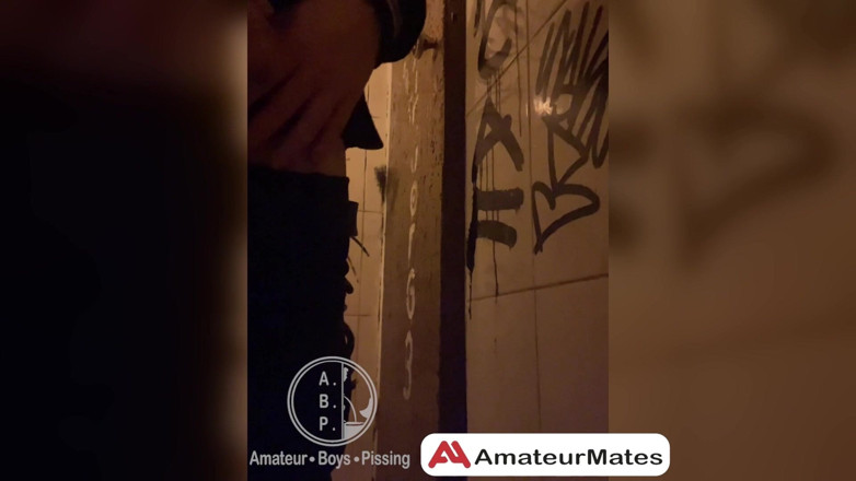 AmateurBoysPissing: Bir barın tuvaletlerine işerken izleniyor...