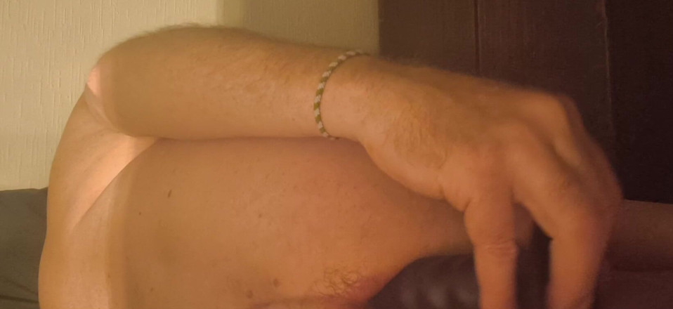 Almaviva: Dede parmakları ve özel prostat dildo ile anüsünü uyarıyor ve onu ıslatıyor