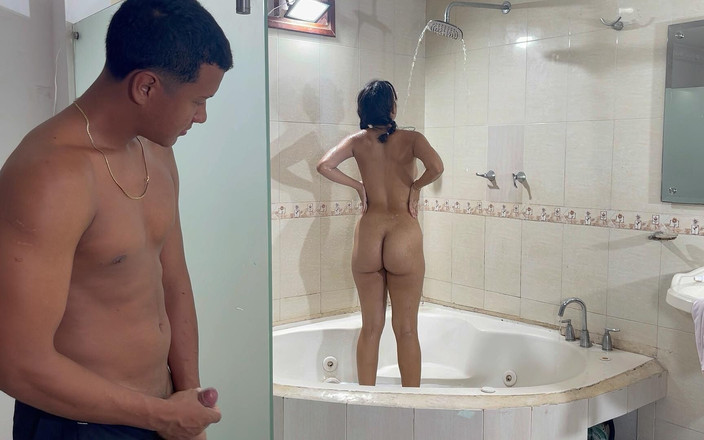 Saraymike: 我躲在害羞的继妹的淋浴间里，最后给了她一生中最好的性爱