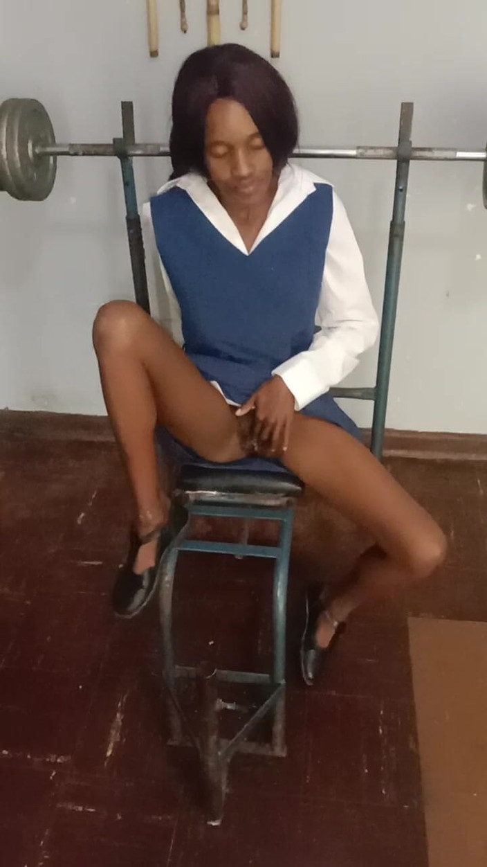 hothouse18xxx: Sexy De 18 años Frotando Su Uniforme De Coño
