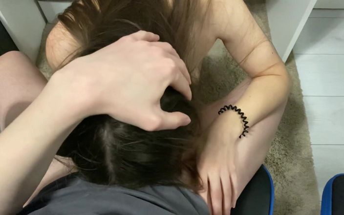 MaybeNatty: Chupando o pau do meu meio-irmão debaixo da mesa enquanto...