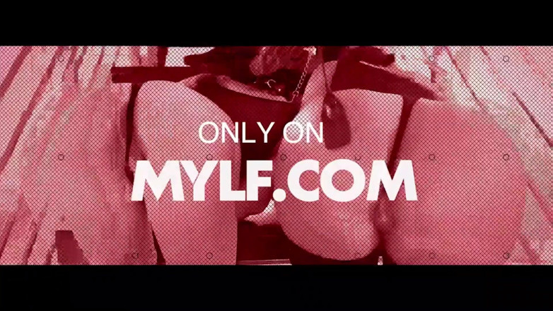 Mylf Official: Gelukkige dekhengst slaat geblinddoekte rijpe slet Helena Price en duwt...