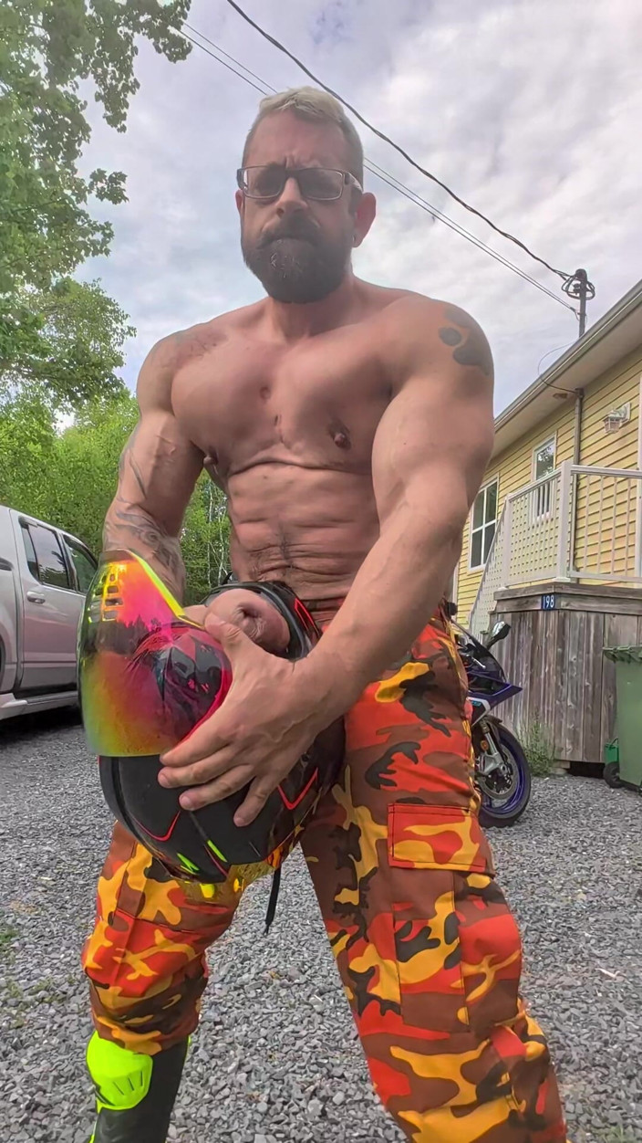 Bruiser Bearwood: バイクのヘルメットで遊ぶ