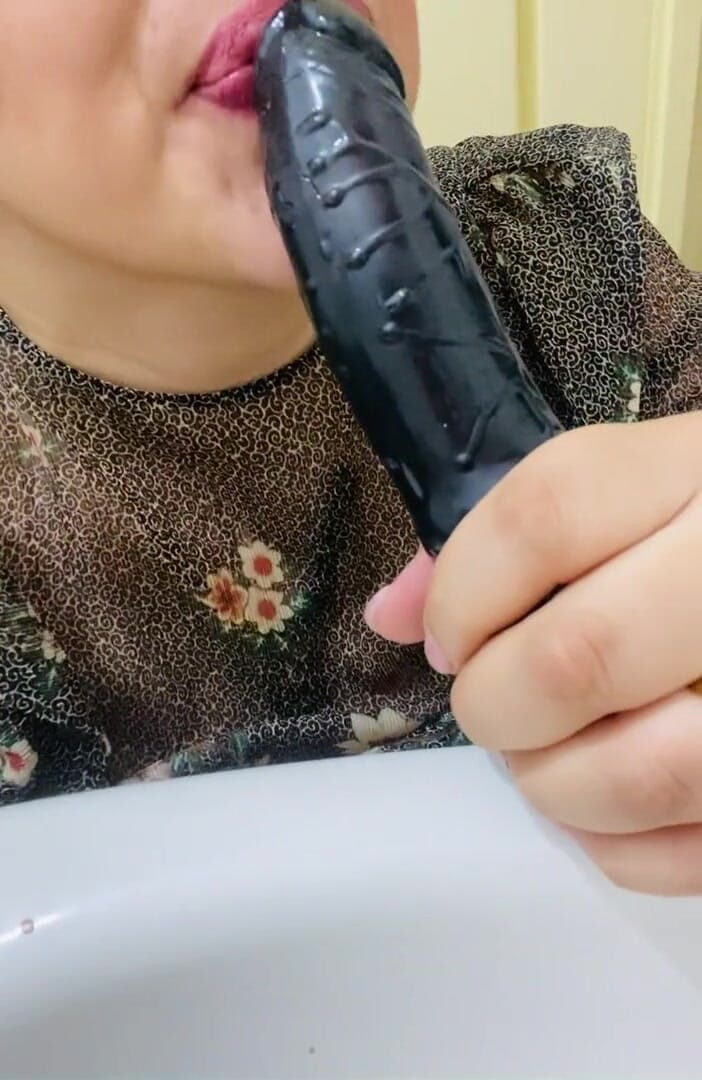 Preciusrouss49: 바이브레이터를 옷 밑으로 넣어
