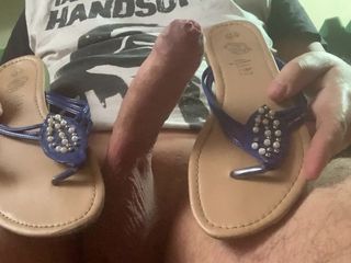 Curt's shoefucking adventures: Sandália azul fedorenta de tanga fodida