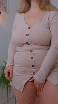 穿着渔网丝袜的饥渴熟女在椅子上骑乘假阳具。