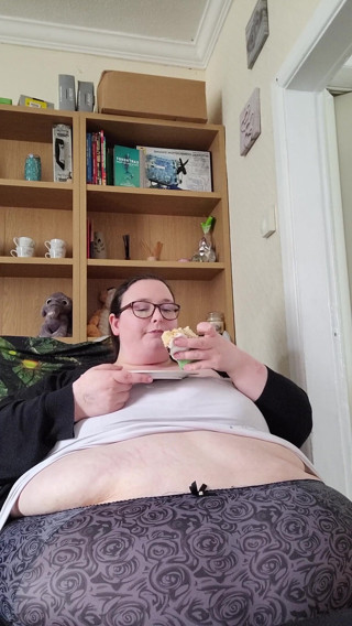 SSBBWLadyBrads: Mmm cake
