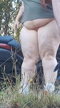 Ich nehme ein mädchen für eine fahrt auf einem motorrad und sie zahlt mich mit ihrer muschi