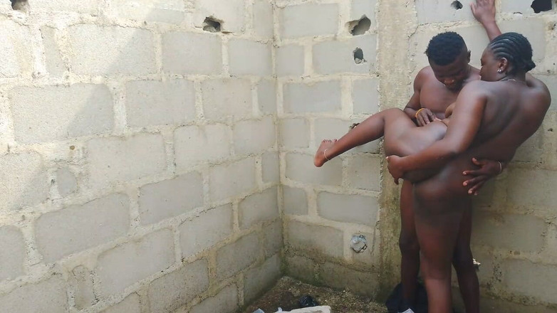 Creamyshuga: 和她的前男友在未建成的建筑里火辣地