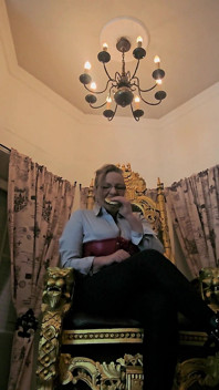 Моніка Шмідт, дроблення їжі, плювки в чоботах, словесне приниження