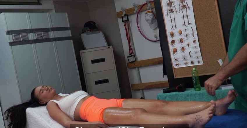 Gina Ferocious: Tukang urut kotor membuatkan saya diminyak pada pantat besar saya...