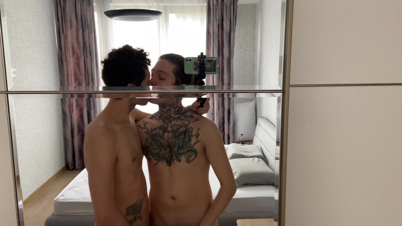 Harry_Jen: Henjutan bonjolan dan handjob berganda menjadi sudut pandangan pertama deepthroat...