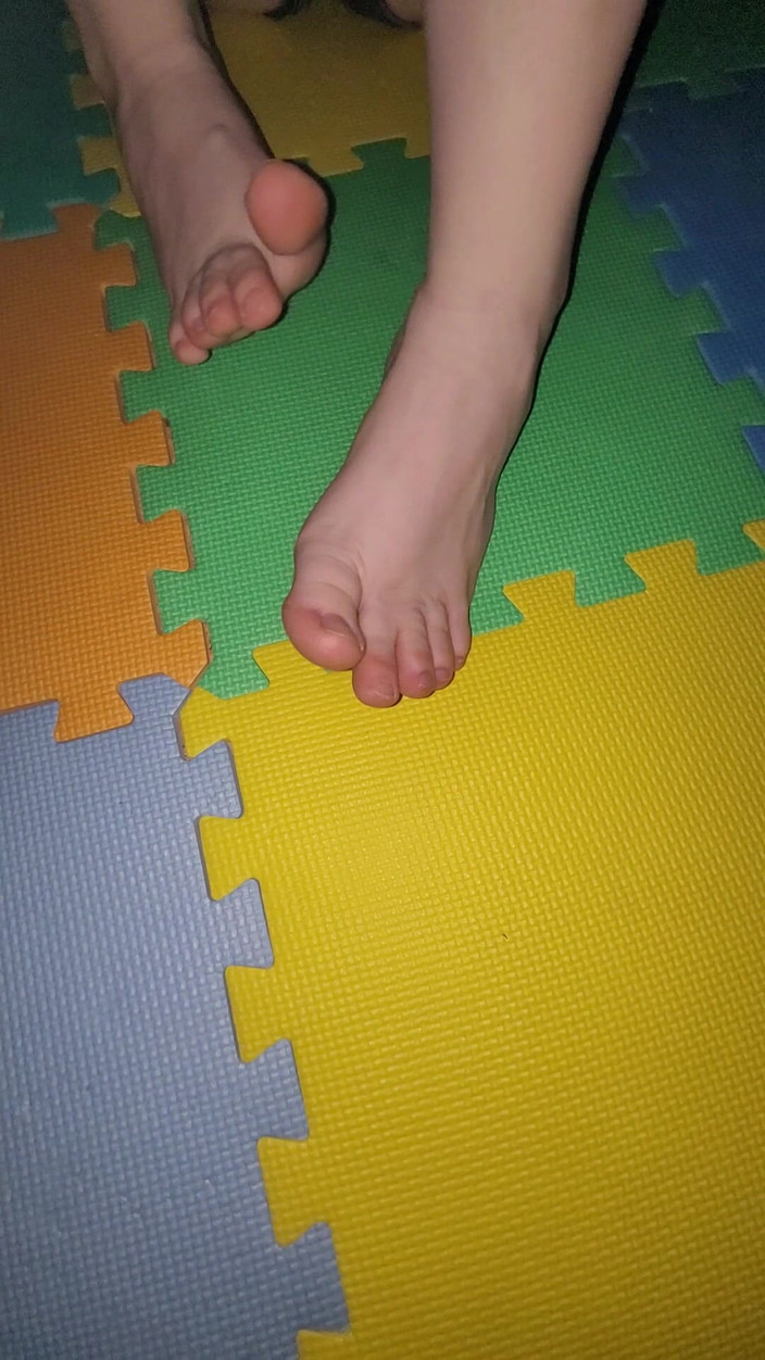 On cloud 69: Evli kadının tatlı küçük ayakları