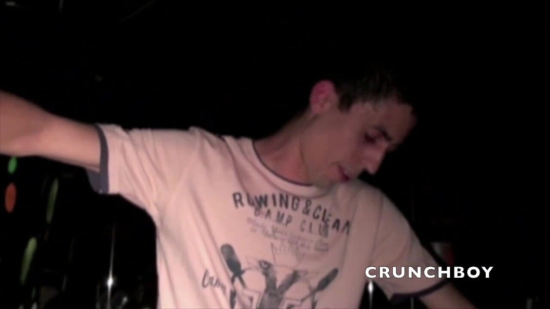 Crunch Boy: Un gay se fait baiser par 2 hétéros en croisière