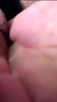 Làm tình tại nhà với anna một con đĩ Ý với mái tóc nâu được lấp đầy âm hộ với một con cu quá cỡ