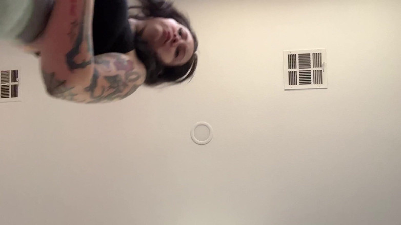 Lenna Lux: 땀에 젖은 체육관 얼굴 짓기 POV