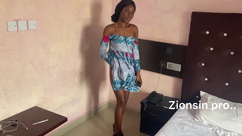 Zion: Striptis gadis kulit hitam hitam