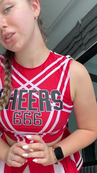 Une Cheerleader Sexy Étire Ses Fesses Et Monte Un Gros Godemichet.