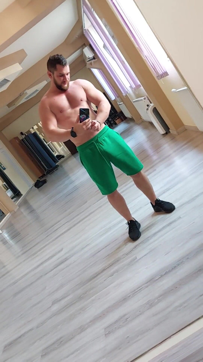 Michael Ragnar: 체육관에서 알몸으로 따먹기