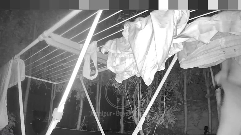 AmateurMates: Curat spălătorie, Gânduri murdare - Două bicurious flatmates, Jules și Simon, devin...