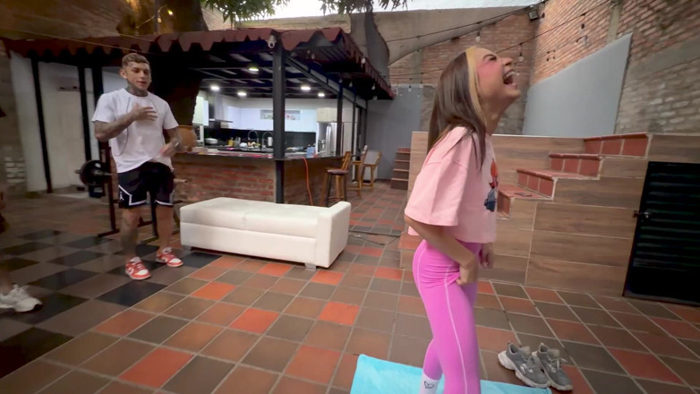 ArisBrown18: Bellissima personal trainer si allena con 3 ragazzi e finisce per...