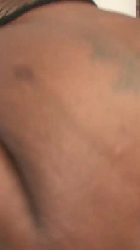 Una negra muy gorda con un culo enorme y tetas gigantes se folla una polla negra