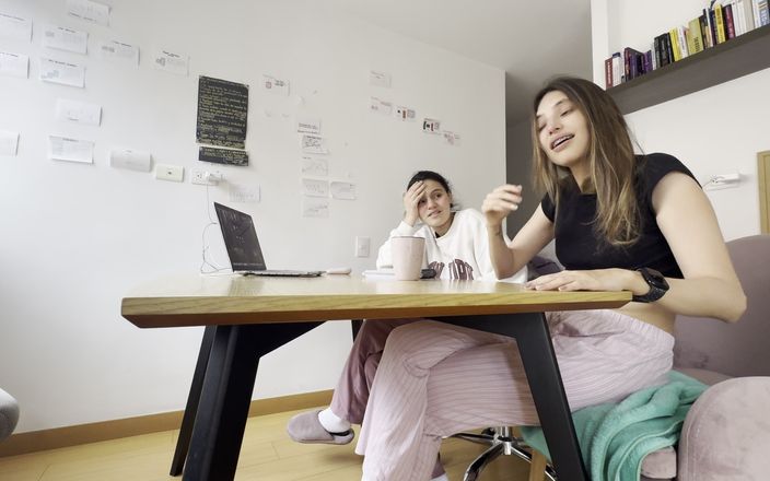scarlettandc: Duas meninas se tocam durante uma vídeo chamada sem ninguém...