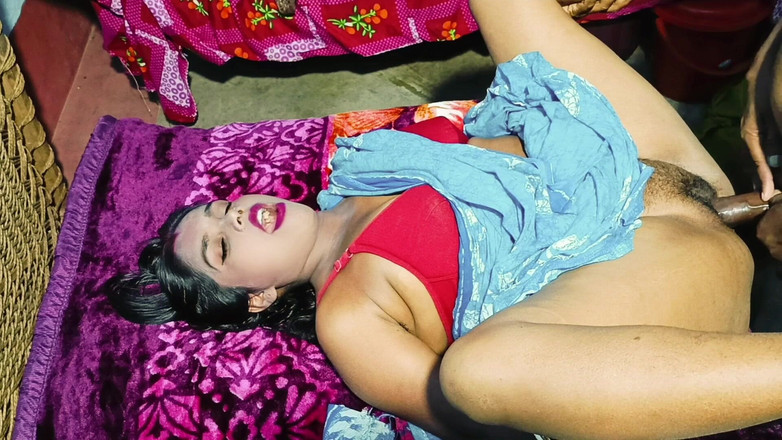 Anal girl: インド人の妻がバスルームで義理の息子とセックスしている