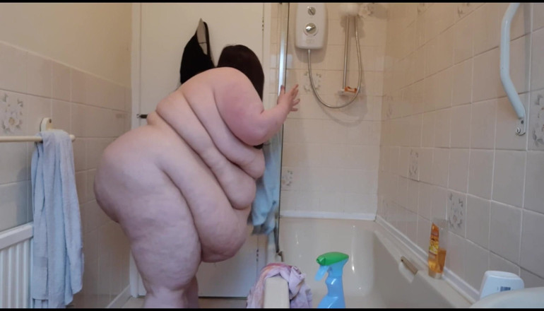 SSBBWLadyBrads: Товстушка гола прибирає товстий живіт у ванній кімнаті