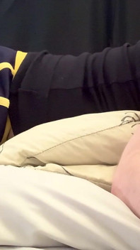 Cspot dostaje napaloną i ma głośny orgazm Oglądając porno na wkładkach dousznych