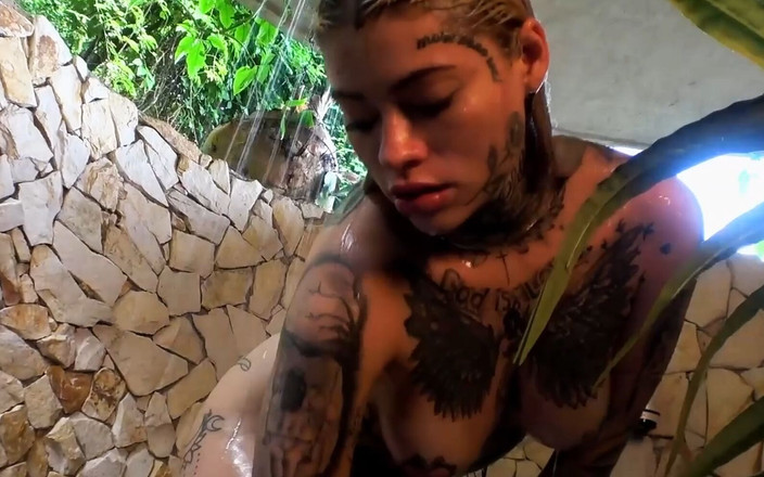 Pornstar Platinum: Stacked schätzchen blondie Cat will jetzt etwas finger-action!