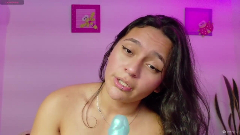 Emilyn Grifs: Awek kecil molek melancap pada kamera dan orgasme