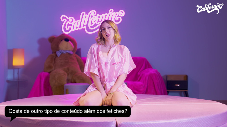 California TV: Sexy blondýnka masturbuje a hraje si