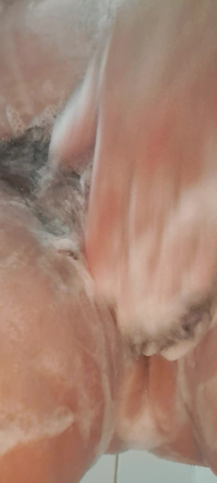 Mommy big hairy pussy: Une MILF mature sous la douche avec des seins et...