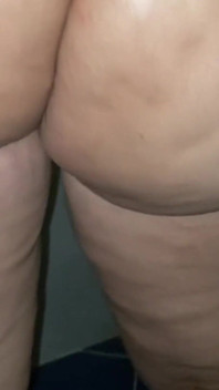 Duży tyłek MILF miga w łazience