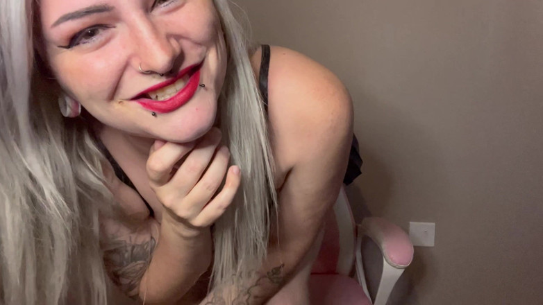 EeveeXo: Menina gótica gostosa humilha você e arrota na sua cara...